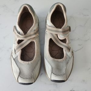 Khombu Aquatrac Mary Jane Shoes 9.5M